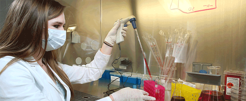 Female student working in the lab.